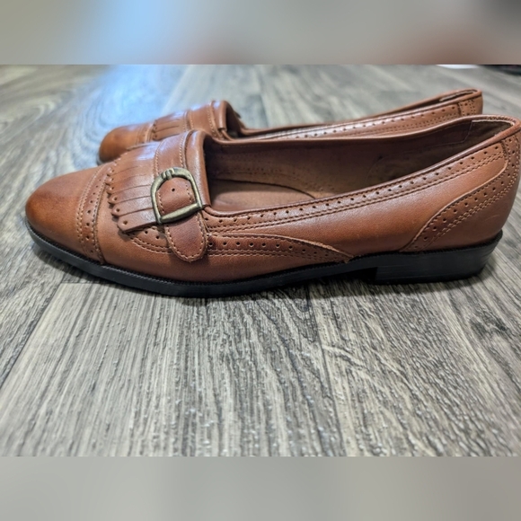 The leather collection camel color leather moccasin style shoes size 5.5 wide - Picture 3 of 4